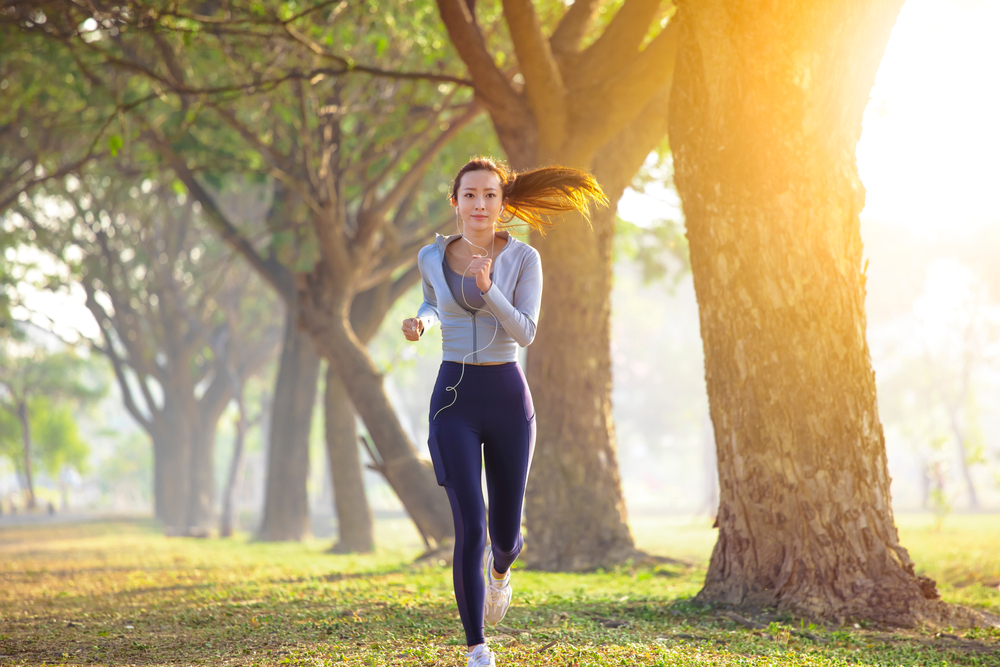 Chạy bộ ngoài trời sẽ giúp bạn thoải mái và thư giãn