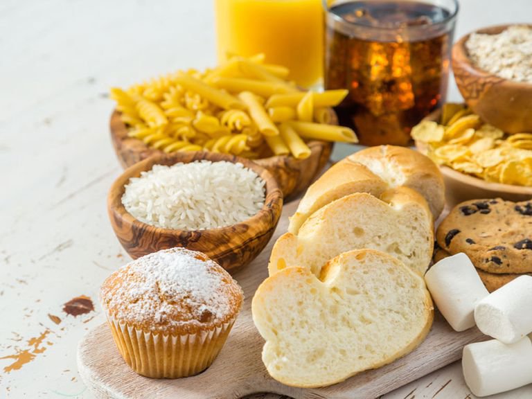 Các thực phẩm chính có nguồn gốc từ carbs tinh chế có thể kể đến như: Bột mì trắng, bánh mì trắng, gạo trắng, nước ngọt, bánh ngọt, ngũ cốc ăn sáng,... 