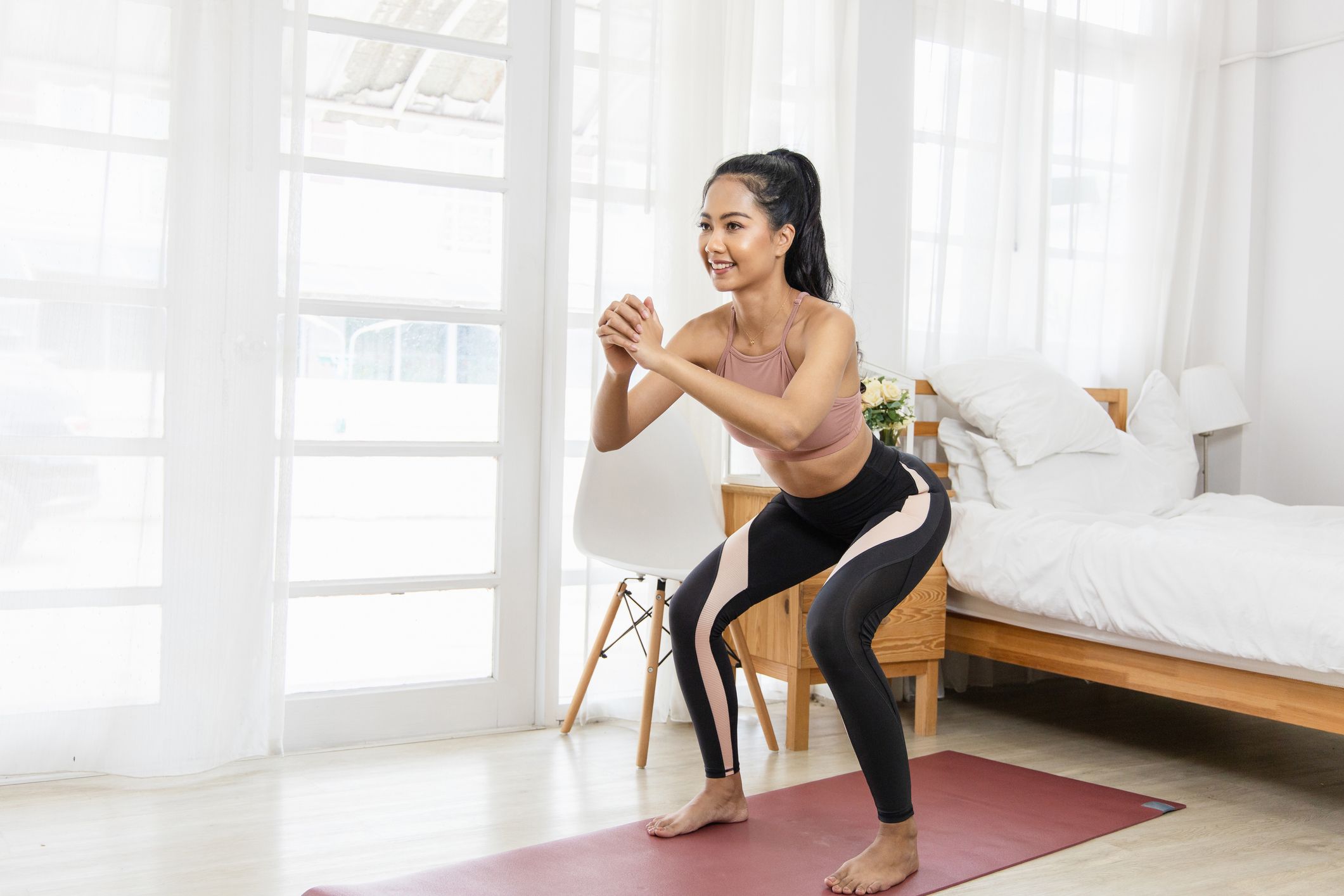 Bodyweight squats - bài tập giảm mỡ đùi hiệu quả tại nhà