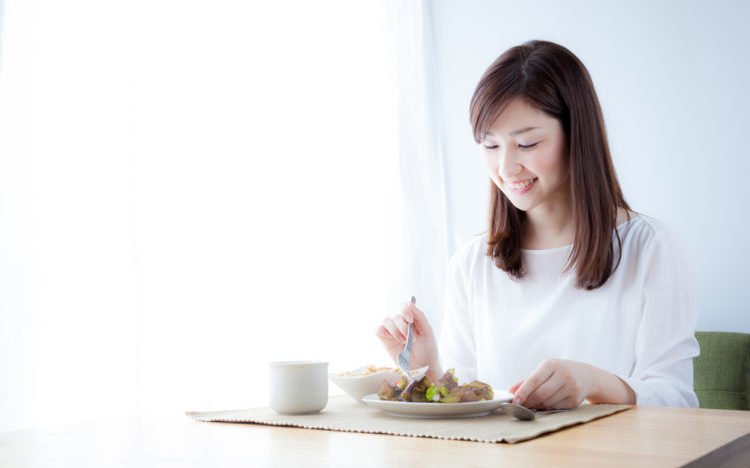 Uống trà xanh giúp bạn giảm cảm giác thèm ăn và hạn chế hấp thụ calo 